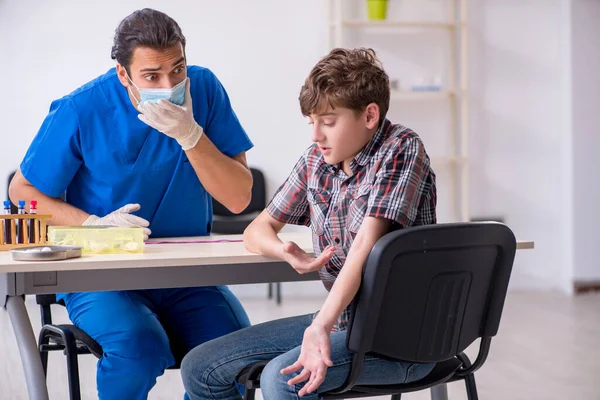 Mladý chlapec navštíví lékaře v nemocnici — Stock fotografie