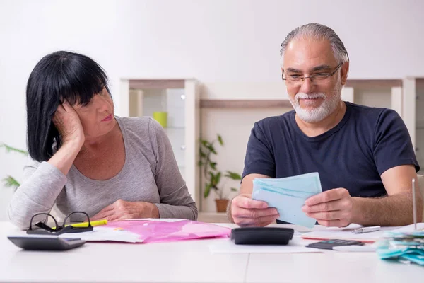 Överordnat par diskuterar finansieringsplaner — Stockfoto