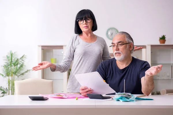 Oudere echtparen bespreken financiële plannen — Stockfoto