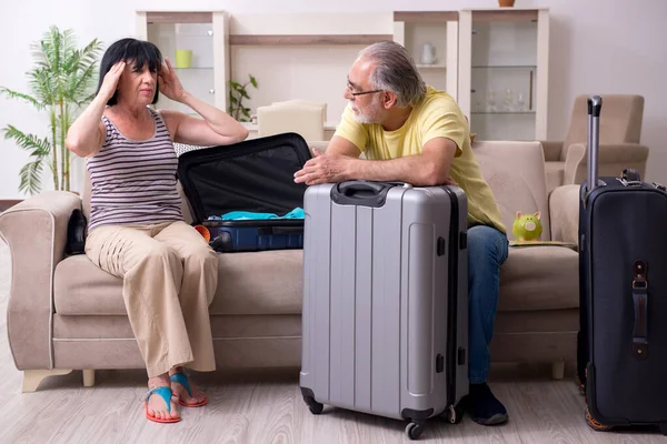 Pareja mayor preparándose para viajar de vacaciones —  Fotos de Stock