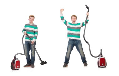 Elektrikli süpürgeyle beyaz üzerine komik adam.