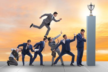 Kariyer gelişimi konsepti iş adamlarının merdivenlere tırmanması