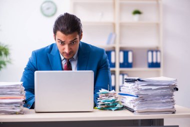 Genç bir erkek işçi aşırı işten memnun değil.