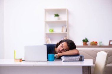 Evden çalışan genç bir adam.