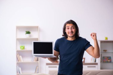 Evden çalışan genç bir adam.