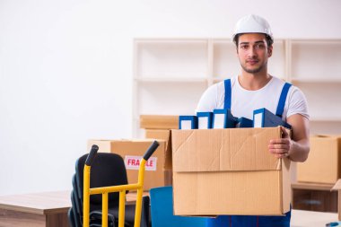 Genç erkek, profesyonel nakliyeci evde yer değiştiriyor.