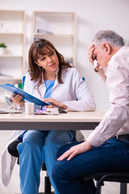 Yaşlı adam estetik ameliyat için genç bayan doktoru ziyaret ediyor.