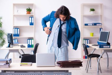 Erkek çalışan doğrudan yataktan işe geliyor.