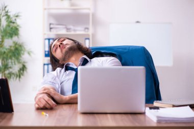 Ofiste çalışan uyuşturucu bağımlısı bir erkek.