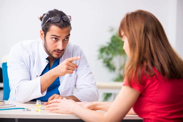 Kvinnlig diabetespatient besöker ung manlig läkare — Stockfoto