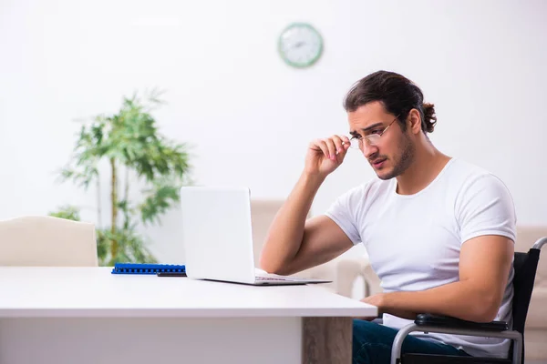 Joven hombre discapacitado trabajando desde casa — Foto de Stock