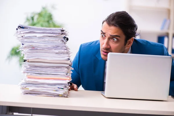 Junge männliche Mitarbeiter unzufrieden mit exzessiver Arbeit — Stockfoto