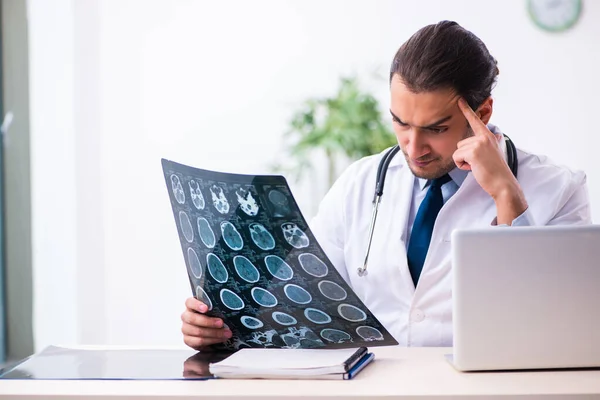 Jonge mannelijke knappe arts werkzaam in de kliniek — Stockfoto