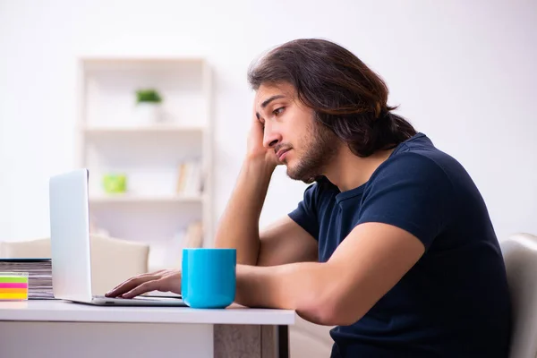 Ung man anställd som arbetar hemifrån — Stockfoto