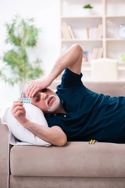 Velho com os olhos feridos descansando em casa — Fotografia de Stock