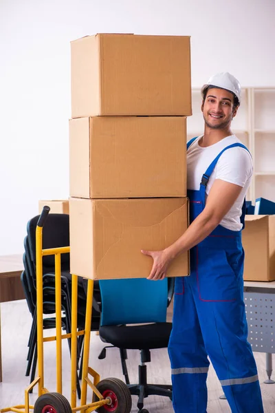 Genç erkek, profesyonel nakliyeci evde yer değiştiriyor.