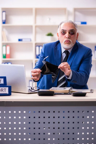 Oud gezicht gewond werknemer zittend in het kantoor — Stockfoto