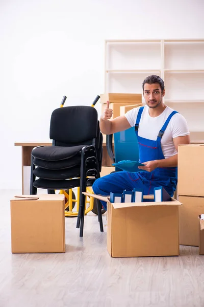 Joven macho profesional mover haciendo casa reubicación —  Fotos de Stock