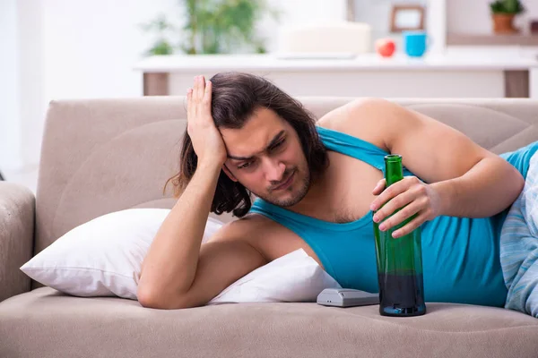 Joven despertando después de la fiesta en el interior — Foto de Stock