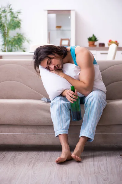 Jongeman wakker na feest binnen — Stockfoto