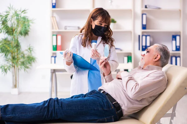 Vecchio visita giovane medico femminile per la chirurgia plastica — Foto Stock