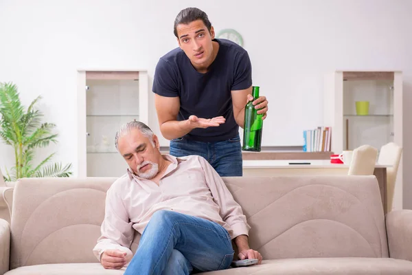 Homem com problema de bebida e a família — Fotografia de Stock