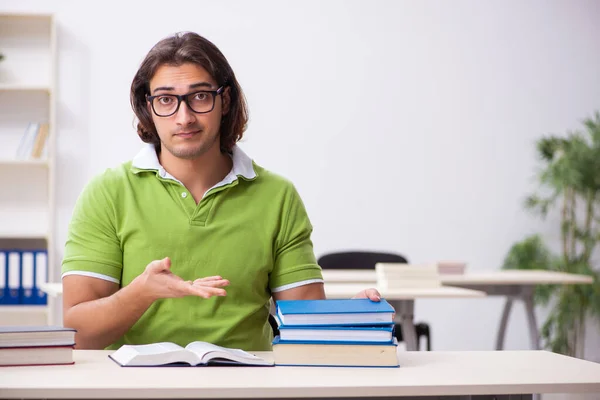 Jonge mannelijke student in de klas — Stockfoto