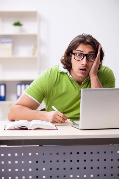 Junge männliche Schüler im Klassenzimmer — Stockfoto