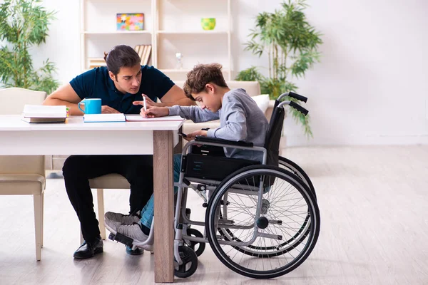 Padre e hijo discapacitado en concepto de educación —  Fotos de Stock