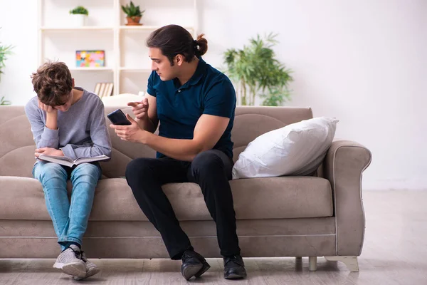 Pai e filho em preparação conceito exame — Fotografia de Stock