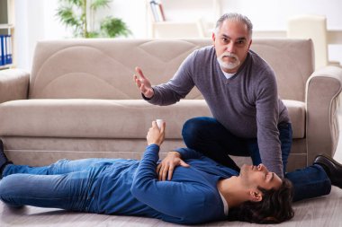 Büyükbaba ve torun ilk yardım konseptinde.