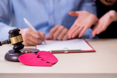 Boşanma konseptinde genç bir çift