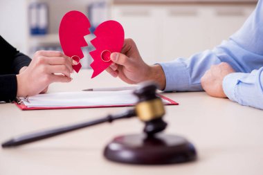 Boşanma konseptinde genç bir çift