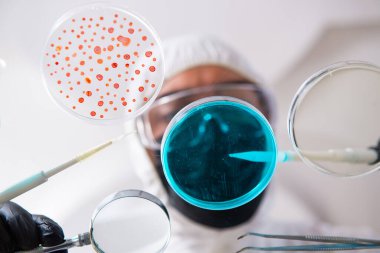 Laboratuvarda çalışan genç bir kimyager.