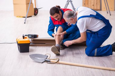 İki müteahhit ve yılan içeride.