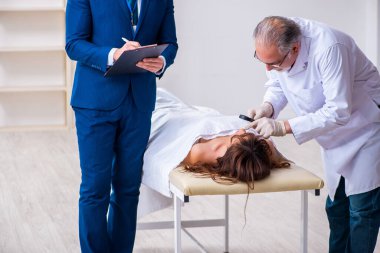 Polis morgdaki cesedi inceliyor.