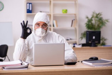 Kendini karantinada tutan bir ofis çalışanı.