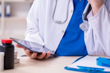 TeleHealth konseptinde yaşlı bir doktor.