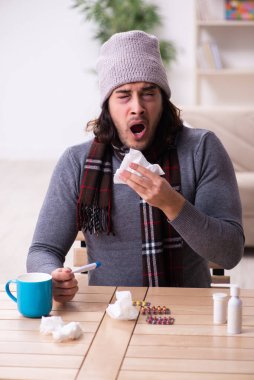 Genç adam evde acı çekiyor.