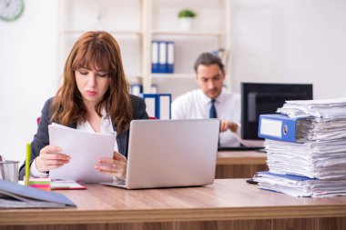 Ofiste çalışan iki çalışan.