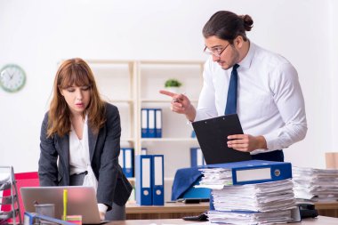 Ofiste çalışan iki çalışan.