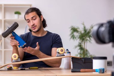 Genç kaykaycı, blogu için video kaydediyor.