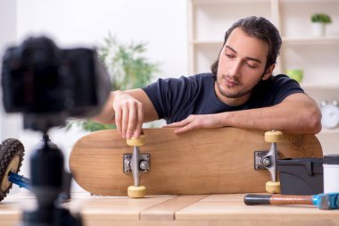 Genç kaykaycı, blogu için video kaydediyor.