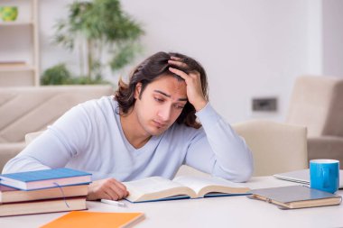 Evde sınava hazırlanan genç bir erkek öğrenci.