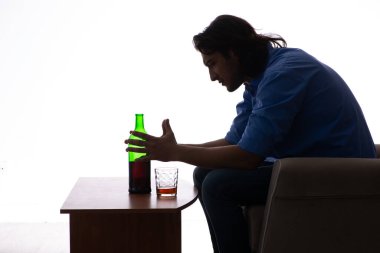 Genç adam alkolizmden muzdarip.