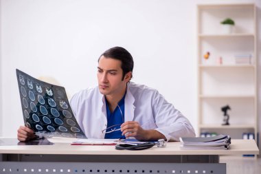 Hastanede çalışan genç bir doktor.