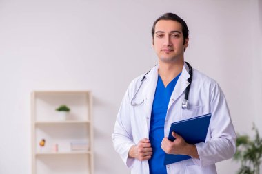 Hastanede çalışan genç bir doktor.
