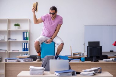 Genç erkek çalışanımız geziye hazırlanıyor.