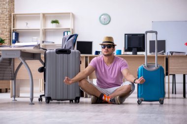 Genç erkek çalışanımız geziye hazırlanıyor.