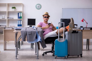 Genç erkek çalışanımız geziye hazırlanıyor.